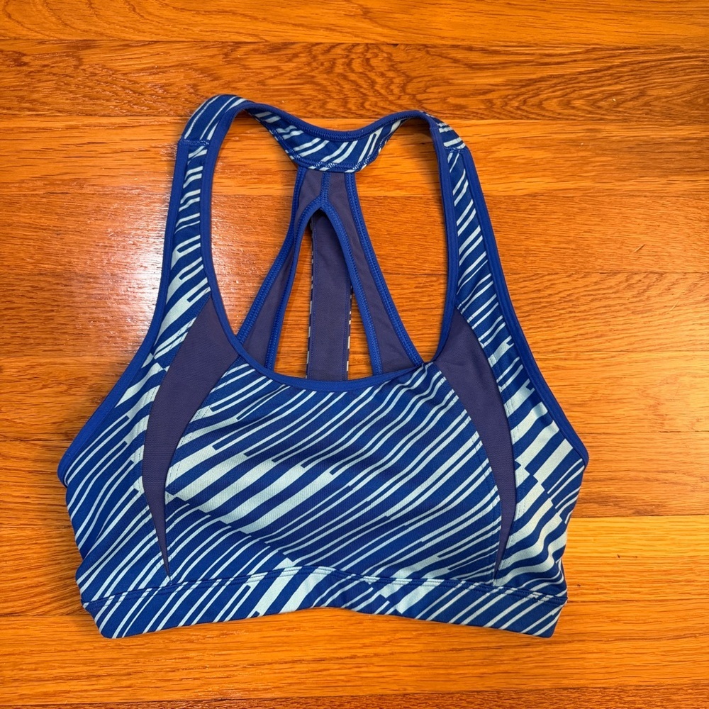 Athleta Sting Stunner Bra in Admiral Blue Striped - Size Medium Racerback